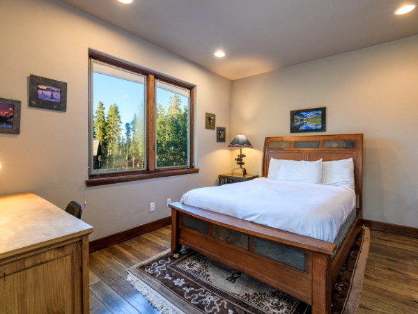 5 bedroom plus loft 10 min walk to Peak 8